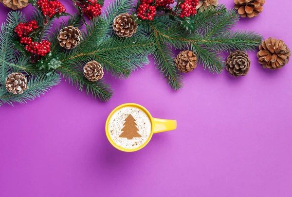 Cappuccino und Weihnachtsbaumform mit Tannenzweig auf violettem b — Stockfoto