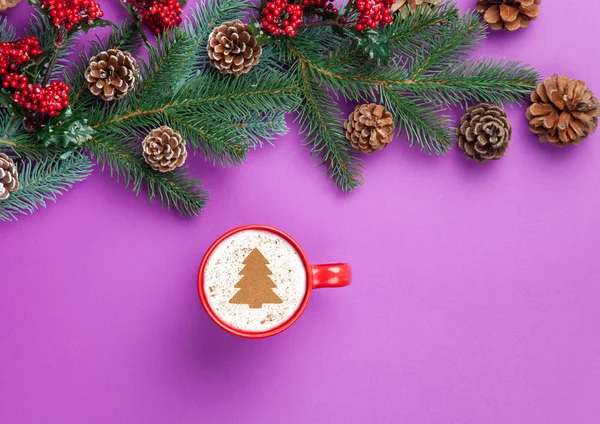 Cappuccino och julgran form med pine gren på violett b — Stockfoto