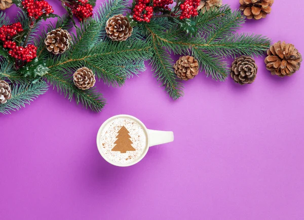 Cappuccino och julgran form med pine gren på violett b — Stockfoto