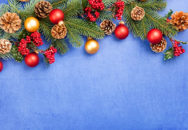 Weihnachten dekorieren auf blauem Hintergrund. — Stockfoto