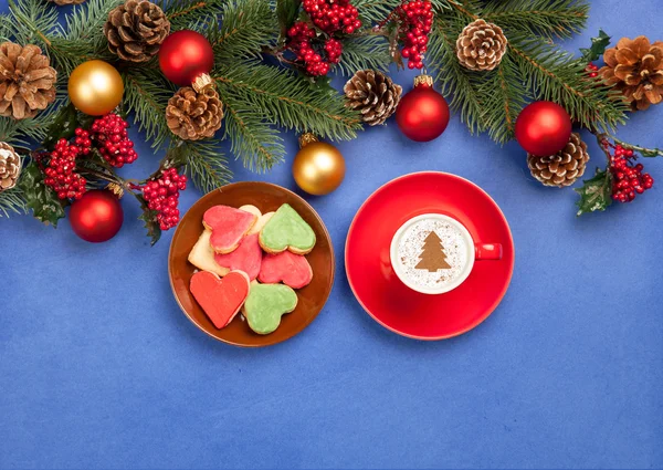 Cappuccino och julgran form med cookie — Stockfoto