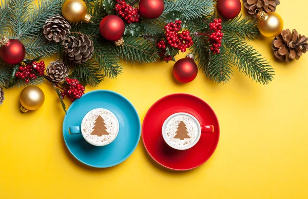 Zwei Cappuccinos in Christbaumform — Stockfoto