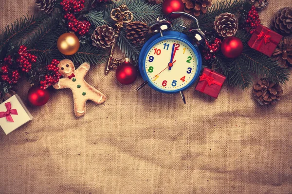 Regali di Natale e sveglia su sfondo di iuta . — Foto Stock