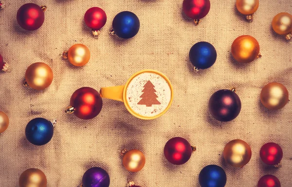 Kapuçino ve kırmızı, mavi ve altın Noel topları ile — Stok fotoğraf