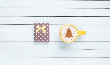 Hediye kutusu ve kapuçino Beyaz ahşap tablo.