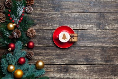 Kapuçino Noel ağacı şekil ve ahşap masa hediye.