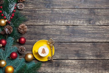 Kapuçino ahşap t Noel ağacı şekil ve çam dalı ile