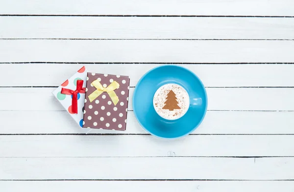 Coffret cadeau et cappuccino sur table en bois blanc . — Photo