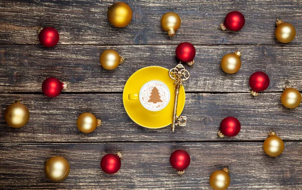 Cappuccino med julgran form och nyckel på träbord — Stockfoto