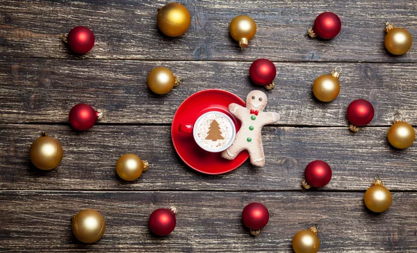 Cappuccino avec forme d'arbre de Noël et boîte cadeau sur table en bois — Photo