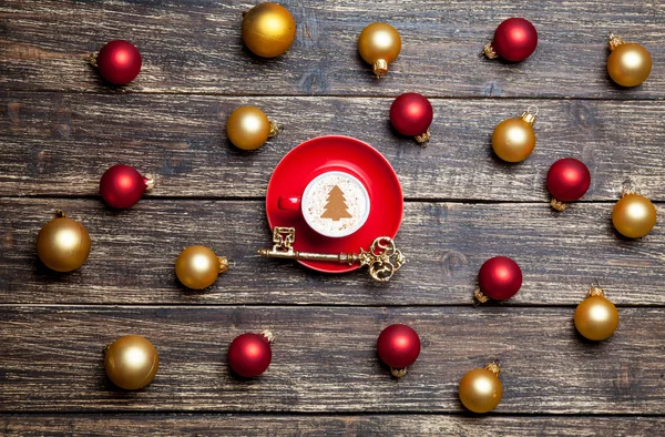 Cappuccino con forma de árbol de Navidad y llave en la mesa de madera — Foto de Stock