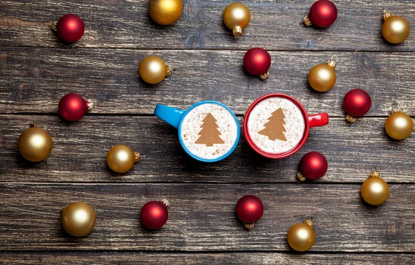 Deux cappuccino en forme d'arbre de Noël sur table en bois . — Photo