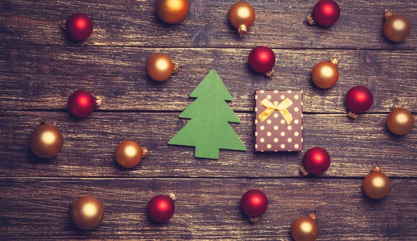 Palle di Natale e regalo con giocattolo a forma di albero . — Foto Stock