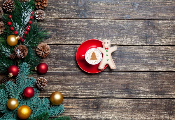 Cappuccino com forma de árvore de natal e homem de gengibre na madeira — Fotografia de Stock