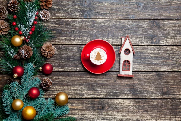 Cappuccino con albero di Natale e casetta su scheda in legno — Foto Stock