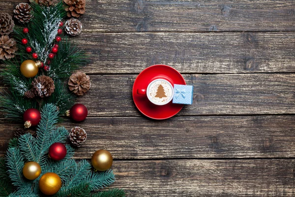Cappuccino, karácsonyfa alakja és az ajándék a fa tábla. — Stock Fotó