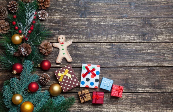 Kiefernzweig und Geschenkschachteln auf einem Holztisch. — Stockfoto