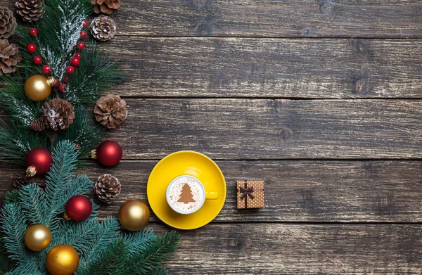 Cappuccino avec forme d'arbre de Noël et cadeau sur table en bois . — Photo