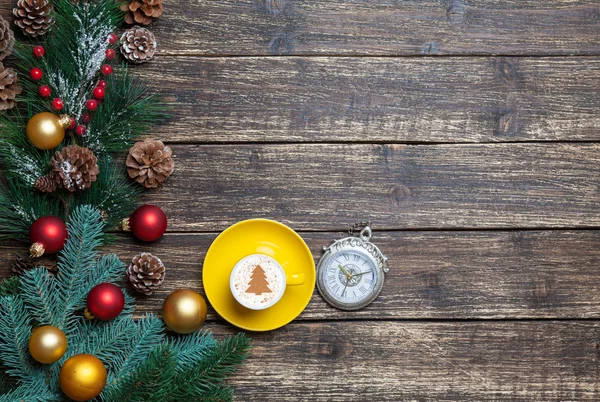 Cappuccino avec forme d'arbre de Noël et cadeau sur table en bois . — Photo