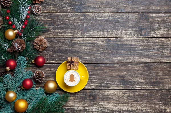 Kapuçino Noel ağacı şekil ve ahşap masa hediye. — Stok fotoğraf