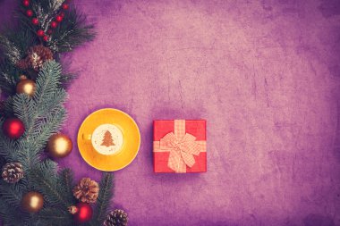 Kapuçino Noel ağacı şekil ve hediye kutusunda geri violet ile