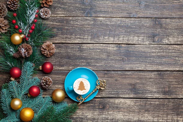 Cappuccino avec forme de sapin de Noël et branche de pin sur t en bois — Photo