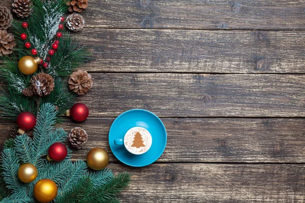 Cappuccino avec forme de sapin de Noël et branche de pin sur t en bois — Photo