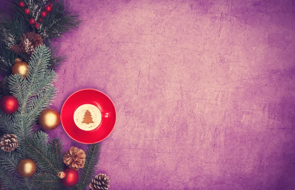 卡布奇诺与圣诞形状和松树树枝上紫 b — 图库照片