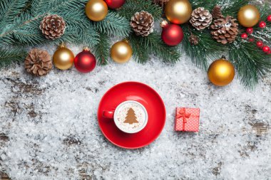 Kapuçino üzerinde yapay Noel ağacı şekil ve hediye kutusu 