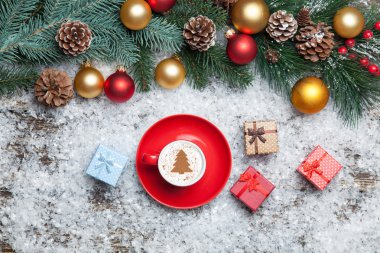 Kapuçino üzerinde yapay Noel ağacı şekil ve hediye kutusu 