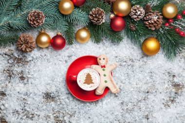Kapuçino arti Noel ağacı şekil ve zencefilli kurabiye adam ile