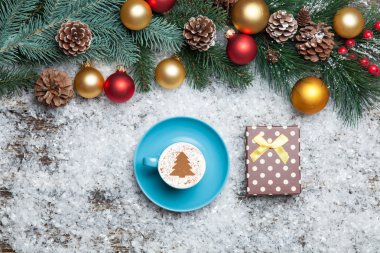 Kapuçino üzerinde yapay Noel ağacı şekil ve hediye kutusu 