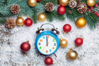 Çalar saat ve oyuncaklar ile çam dalı.