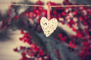 İş parçacığı üzerinde asılı kalp şekli oyuncak