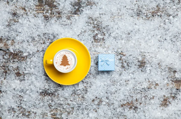 Cappuccino con albero di Natale a forma e confezione regalo su artificiale — Foto Stock