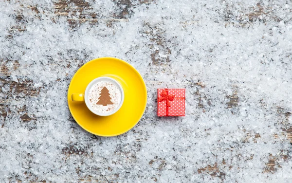 Cappuccino con albero di Natale a forma e confezione regalo su artificiale — Foto Stock