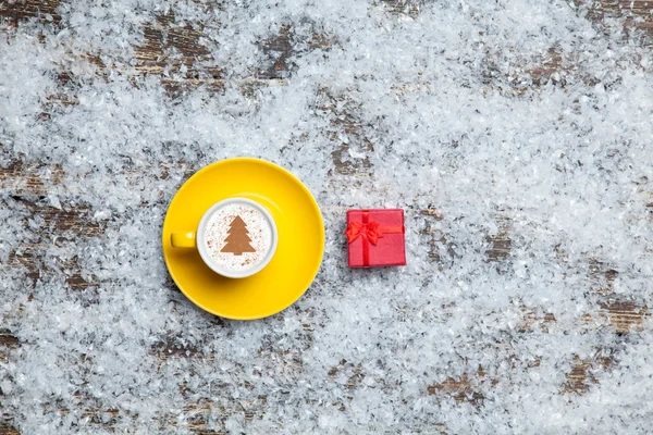 Cappuccino con forma de árbol de Navidad y caja de regalo en artificial —  Fotos de Stock