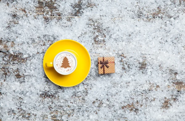 Cappuccino con albero di Natale a forma e confezione regalo su artificiale — Foto Stock