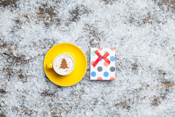 Cappuccino con albero di Natale a forma e confezione regalo su artificiale — Foto Stock