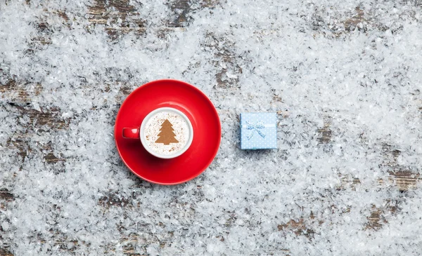 Cappuccino con albero di Natale a forma e confezione regalo su artificiale — Foto Stock