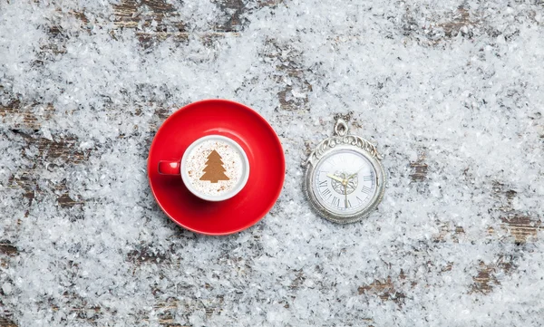 Cappuccino con albero di Natale a forma e orologio su bac artificiale — Foto Stock