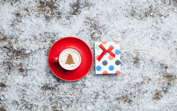 Cappuccino met kerstboom vorm en cadeau doos op kunstmatige — Stockfoto