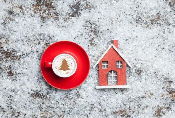 Cappuccino avec forme d'arbre de Noël et jouet maison sur artificielle — Photo