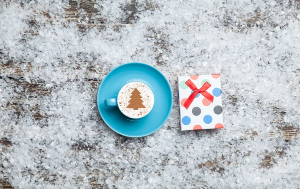 Cappuccino avec forme d'arbre de Noël et boîte cadeau sur artificielle — Photo