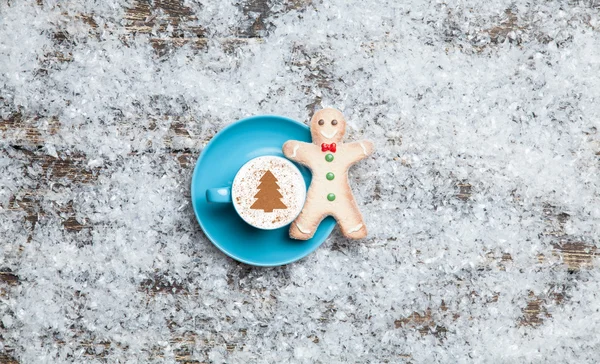 Cappuccino a forma di albero di Natale e pan di zenzero uomo su arti — Foto Stock
