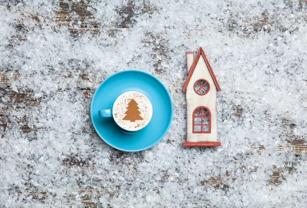 カプチーノ、クリスマス ツリーの形状や人工の家グッズ — ストック写真