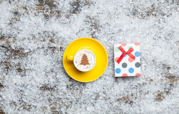 Kapuçino üzerinde yapay Noel ağacı şekil ve hediye kutusu — Stok fotoğraf