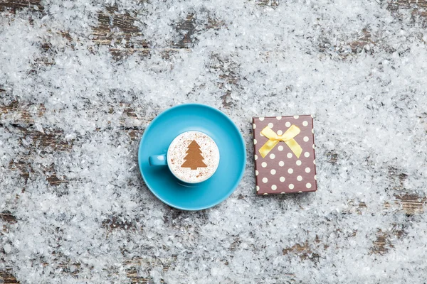 Cappuccino con albero di Natale a forma e confezione regalo su artificiale — Foto Stock