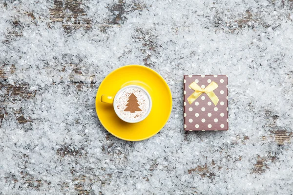 Cappuccino met kerstboom vorm en cadeau doos op kunstmatige — Stockfoto