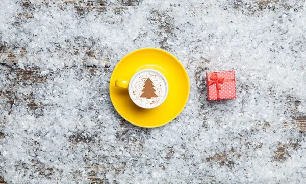 Cappuccino con albero di Natale a forma e confezione regalo su artificiale — Foto Stock